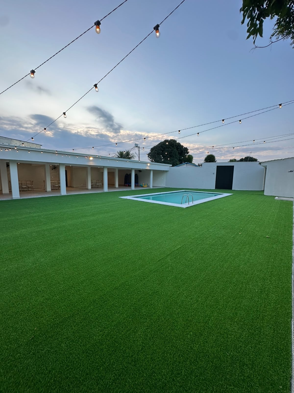 Área externa com piscina e iluminação