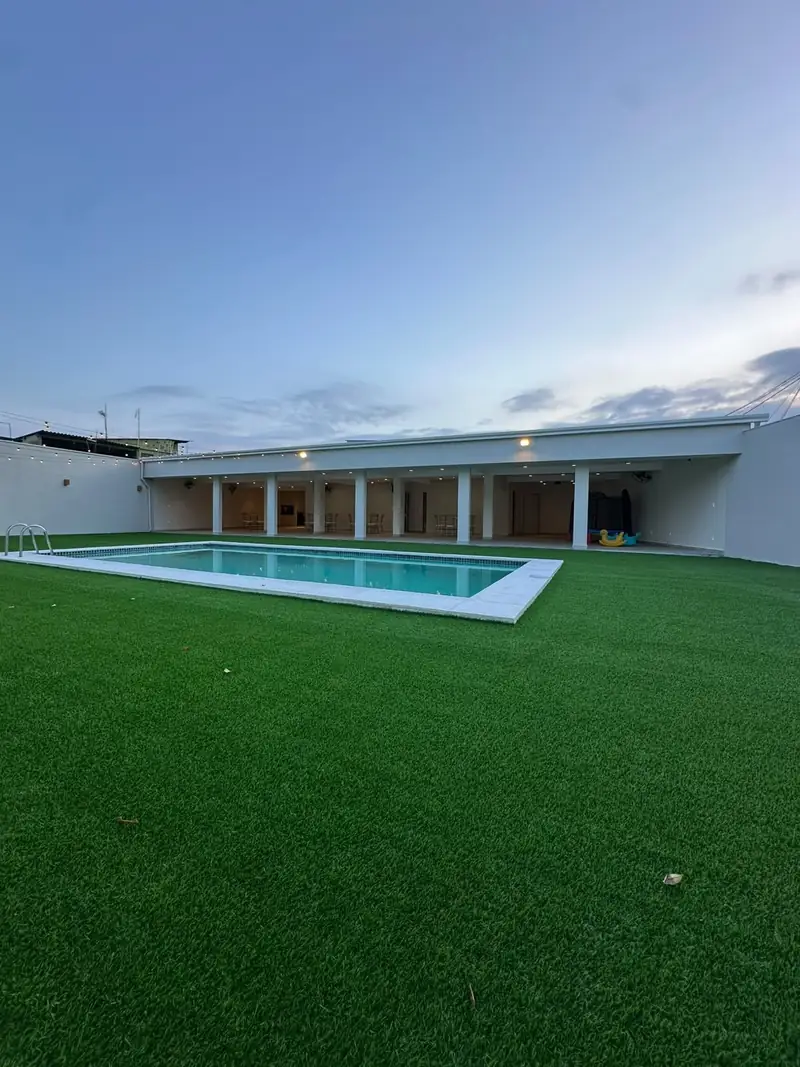 The Sunset — espaço com piscina e área coberta